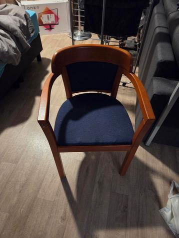 Houten stoel met blauwe bekleding 2 stuks beschikbaar voor biedingen