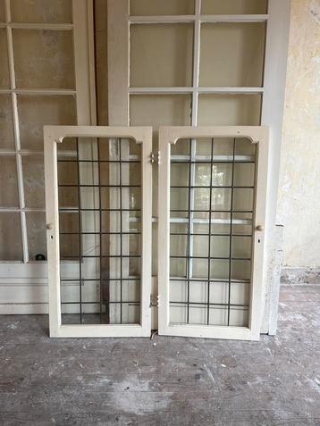 Oude Kastdeurtjes met Glas beschikbaar voor biedingen