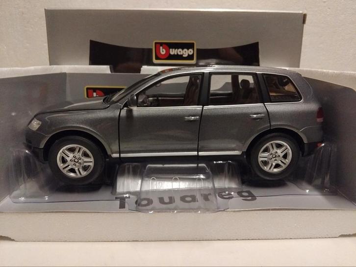 Volkswagen Touareg donkergrijs Bburago dealerbox 1:18 KRD, Hobby en Vrije tijd, Modelauto's | 1:18, Zo goed als nieuw, Auto, Bburago