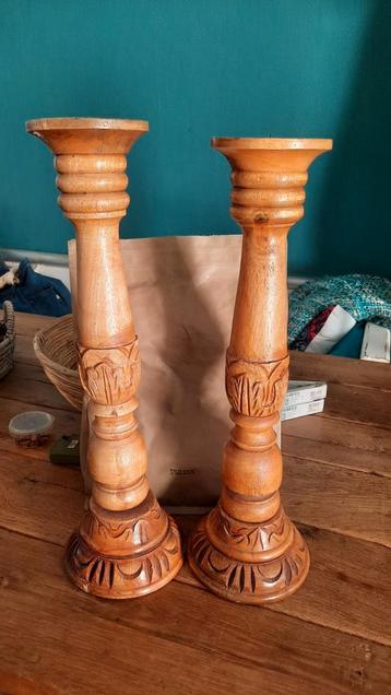 Houten Kandelaars met Houtsnijwerk beschikbaar voor biedingen