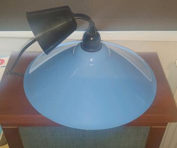 Blauwe bureaulamp met metalen kap beschikbaar voor biedingen