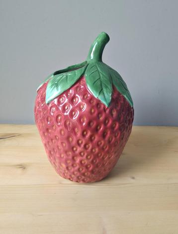 Vaas aardbei of spaarpot aardbei beschikbaar voor biedingen