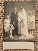 Oude trouwfoto bruidspaar bruidsmeisjes 1942, Ophalen of Verzenden, 1940 tot 1960, Gebruikt, Foto