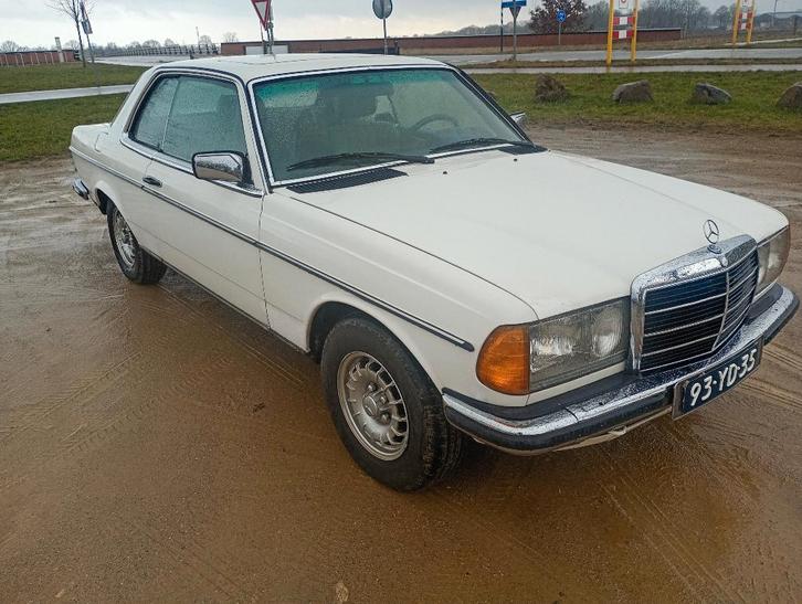 Mercedes-Benz 200-Serie 2.3 230 C 1977, Auto's, Mercedes-Benz, Particulier, 200-Serie, Elektrische ramen, Open dak, Radio, Trekhaak
