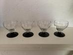Vier vintage borrelglaasjes glazen met zwarte voet, Verzamelen, Glas en Borrelglaasjes, Ophalen of Verzenden, Zo goed als nieuw