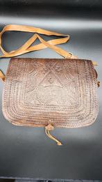 Handgemaakte rijkversierde lederen schoudertas, Ophalen of Verzenden, Nieuw, Bruin, Leer