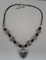 2 KETTINGEN zwart/zilverkleurig/wit. 59 en 40cm omtrek., Sieraden, Tassen en Uiterlijk, Kettingen, Overige materialen, Verstelbaar