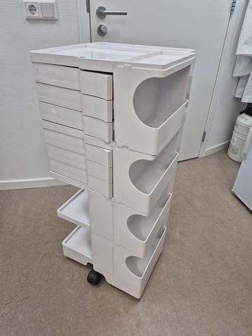 Witte Kastje op Wieltjes beschikbaar voor biedingen