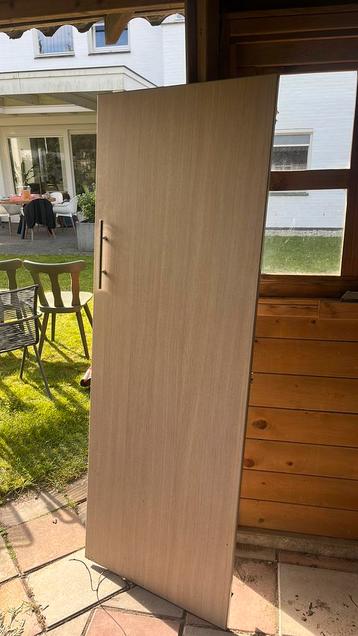Gratis kastdeur Ikea kast beetje kapot plank