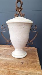 Brocante stenen vaas / urn met ijzeren handgrepen., Antiek en Kunst, Ophalen of Verzenden