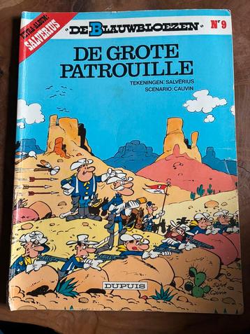 De blauwe bloezen beschikbaar voor biedingen