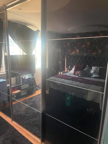 Groot kleiden kast 