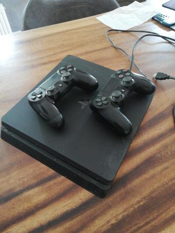 Playstation 4 met 2 controllers beschikbaar voor biedingen