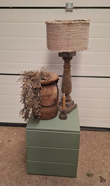 Robuuste houten bijzettafel/zuil beschikbaar voor biedingen