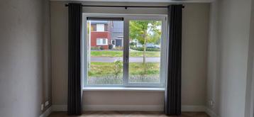 Mooie gordijnen met stang beschikbaar voor biedingen