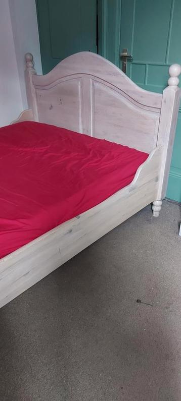 houten bed met matras 140x200 beschikbaar voor biedingen