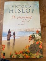 Roman van de schrijver Victoria Hislop zgan ,totaal 351 blad, Ophalen of Verzenden, Nieuw, Victoria Hislop, Nederland