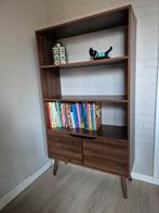 Sweeek Boekenkast - Stijlvol en praktisch!, Ophalen, Met deur(en), 100 tot 150 cm, 50 tot 100 cm