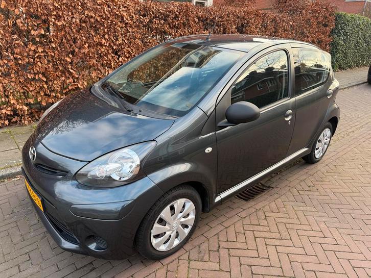Toyota Aygo 1.0 12V Vvt-i 5DRS 2012 Grijs, Auto's, Toyota, Particulier, Aygo, Benzine, A, Hatchback, Handgeschakeld, Origineel Nederlands