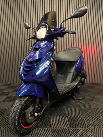 PIAGGIO ZIP 4T 3V BROM 2022 FULL OPTION BMW GLANS BLAUW beschikbaar voor biedingen