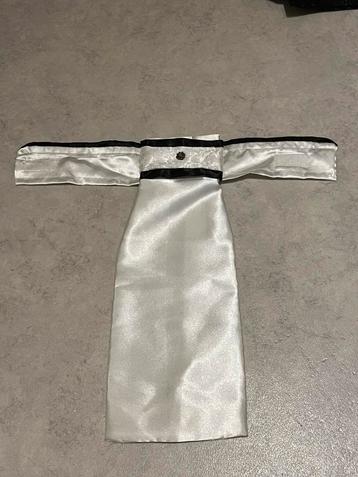 Handgemaakte plastron met kant beschikbaar voor biedingen