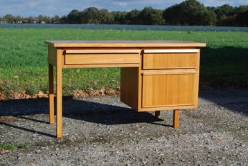 Houten bureau beschikbaar voor biedingen