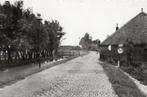 Jisp, Dorpsgezicht met Dorpsstraat. 3411, Verzamelen, Ansichtkaarten | Nederland, Verzenden, 1960 tot 1980, Gelopen, Noord-Holland