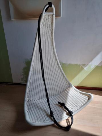 Hangstoel, metalen frame met gevlochten kunststof beschikbaar voor biedingen