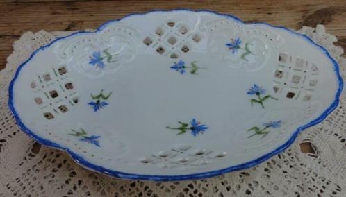Frans handbeschilderd opengewerkt schaaltje met bloemen, Antiek en Kunst, Curiosa en Brocante, Ophalen of Verzenden
