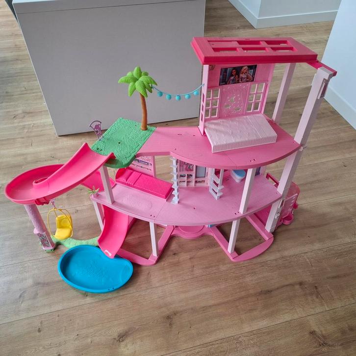 Barbie Dreamhouse met glijbaan en zwembad, Kinderen en Baby's, Speelgoed | Poppenhuizen, Gebruikt, Poppenhuis, Ophalen
