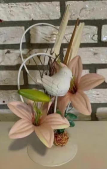 Wit metalen ornament met kunstbloemen en leuk vogeltje beschikbaar voor biedingen