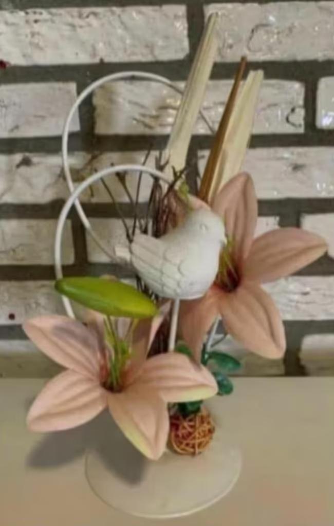 Wit metalen ornament met kunstbloemen en leuk vogeltje, Huis en Inrichting, Woonaccessoires | Kunstplanten en Kunstbloemen, Zo goed als nieuw