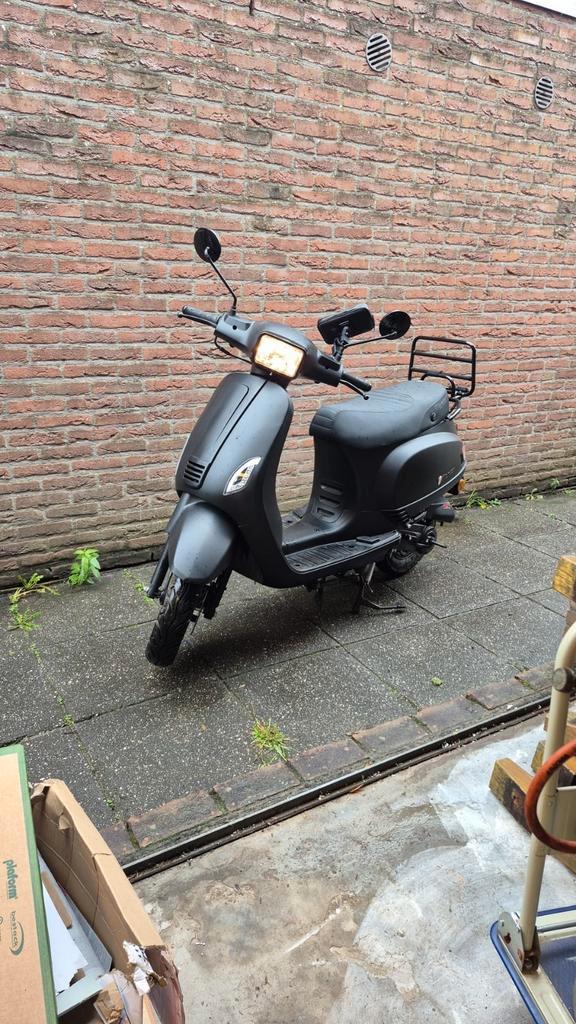 Senzo scooter nieuwstaat lage km, Fietsen en Brommers, Scooters | Overige merken, Zo goed als nieuw, Benzine, Ophalen