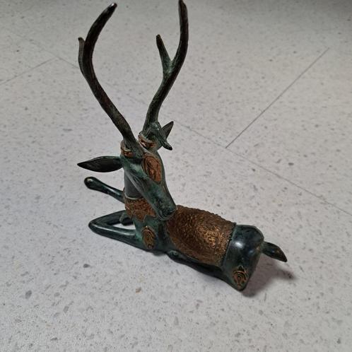 Bronzen beeldje hert (liggend), Antiek en Kunst, Kunst | Beelden en Houtsnijwerken, Ophalen of Verzenden