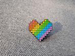 1 mooie pin te koop van een regenboog hart, Verzamelen, Speldjes, Pins en Buttons, Ophalen of Verzenden, Nieuw, Overige onderwerpen