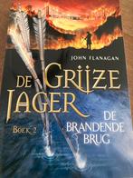 De Grijze Jager - De Brandende Brug (Boek 2), Boeken, Fantasy, Ophalen of Verzenden, Zo goed als nieuw