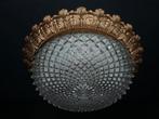 Grote oude plafonniere met kristallen glaskap