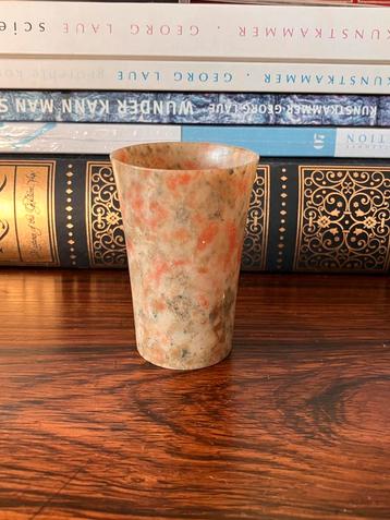 Bijzonder bekertje gemaakt van alabast onyx of marmer beschikbaar voor biedingen