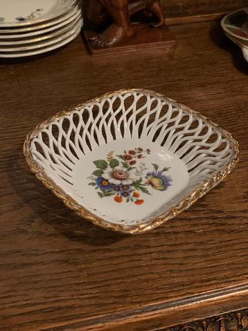 Cluj Roemenië Porseleinen Schaal met Bloemmotief beschikbaar voor biedingen