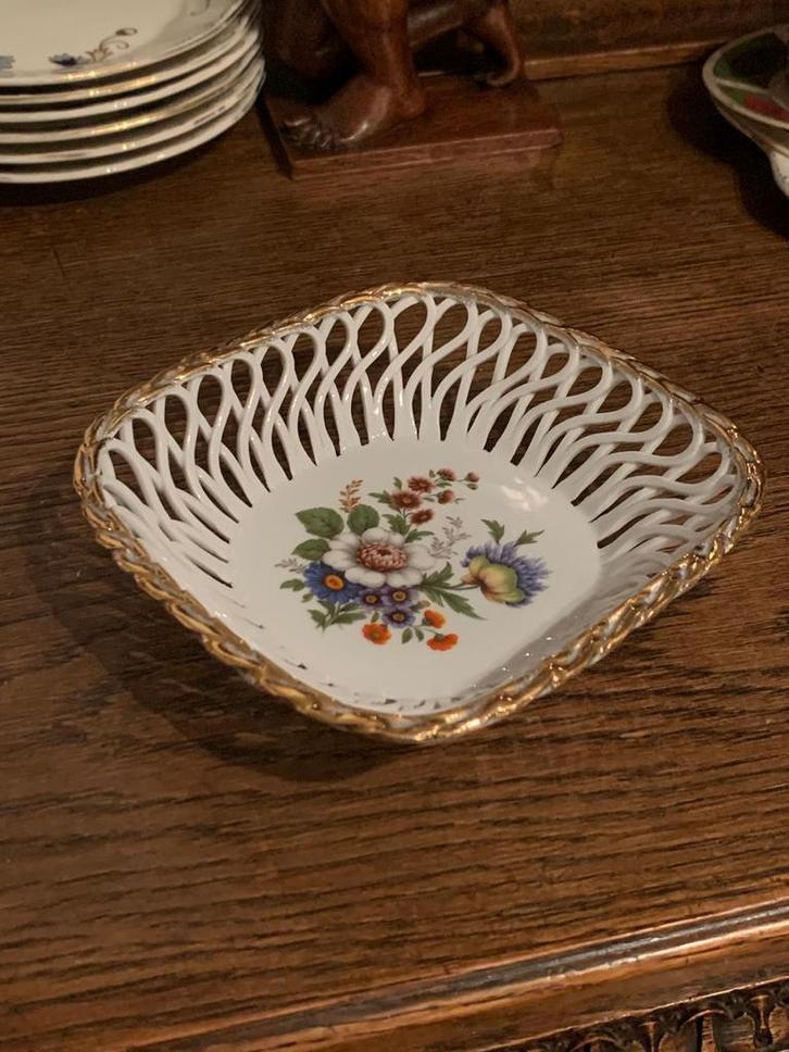 Cluj Roemenië Porseleinen Schaal met Bloemmotief, Huis en Inrichting, Woonaccessoires | Schalen en Manden, Gebruikt, Schaal, Vierkant