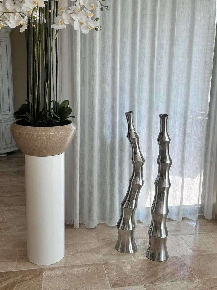 Dit weekend: 2 kunstobjecten /vazen aluminium €100.-, Huis en Inrichting, Woonaccessoires | Zuilen en Pilaren, Nieuw, Ophalen
