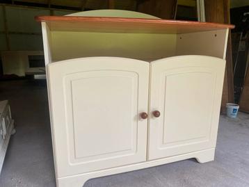 Prachtige houten commode in goede staat beschikbaar voor biedingen
