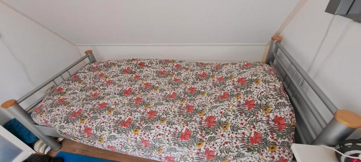 Leuk bed 90 x 200 metaal en hout, demontabel, Huis en Inrichting, Slaapkamer | Bedden, Zo goed als nieuw, Eenpersoons, 90 cm, Metaal