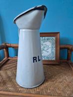 Wit emaille klep kannetje met initialen  R L, Antiek en Kunst, Antiek | Emaille, Ophalen of Verzenden