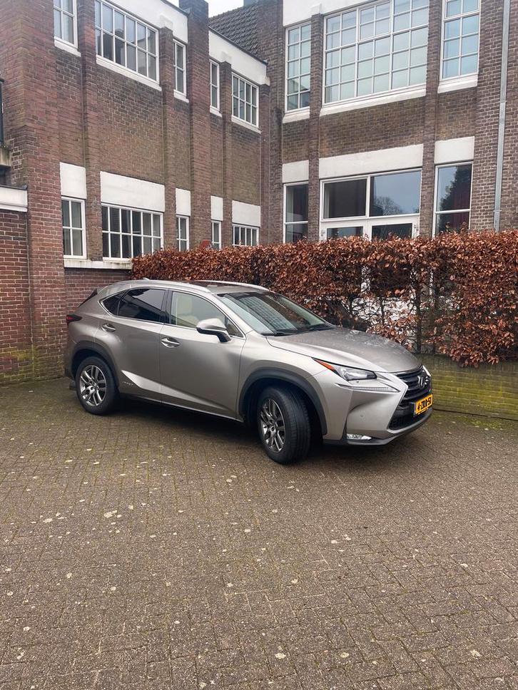 Lexus NX 300H 2.5 E-cvt AWD 2015 Grijs, Auto's, Lexus, Particulier, NX, 4x4, ABS, Achteruitrijcamera, Adaptieve lichten, Airbags