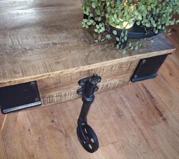 Industriële Salontafel met Wielen beschikbaar voor biedingen