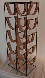 Elegant zwart metalen wijnrek met lichtbruin leren banden, Ophalen of Verzenden, Zo goed als nieuw, Metaal