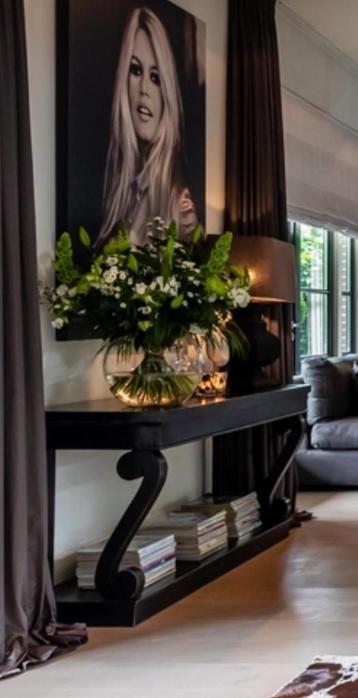Prachtig zwart dressoir beschikbaar voor biedingen