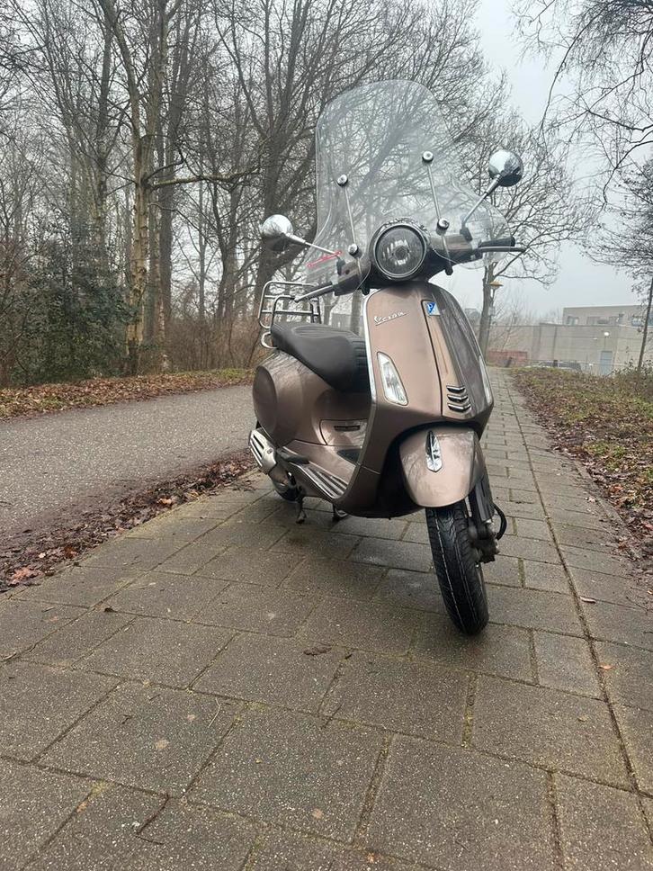 Vespa primavera 4 takt iget, Fietsen en Brommers, Snorfietsen en Snorscooters, Zo goed als nieuw, Vespa, Benzine, Ophalen
