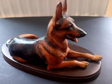 Sculptuur herdershond , hout Helmut Diller beschikbaar voor biedingen
